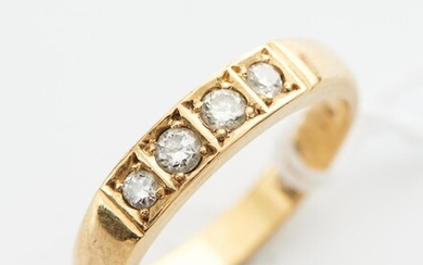 A FOUR STONE DIAMOND RING IN 18CT GOLD, DIAMONDS TOTALING APPROXIMATELY 0.40CT, SIZE P - Q, 5.5GMS