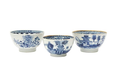 A GROUP OF CHINESE BLUE AND WHITE CUPS 十八至十九世紀 青花盃三件