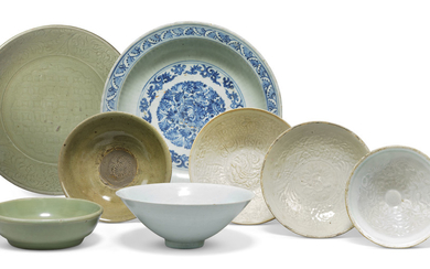 A GROUP OF EIGHT CHINESE CERAMIC BOWLS AND DISHES, SONG DYNASTY (960-1279) AND LATER