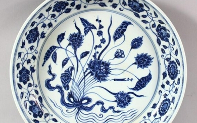A LARGE CHINESE BLUE AND WHITE DISH, painted with
