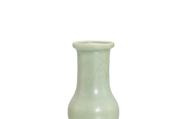 A Longquan celadon vase, Southern Song dynasty 南宋 龍泉青釉長頸瓶