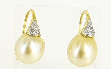 A PAIR OF 18ct GOLD DIAMOND AND SOUTH SEA PEARL DROP EARRINGS