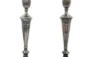 A PAIR OF GEORGIAN SILVER CANDLESTICKS WITH FLUTED DECORATION,...
