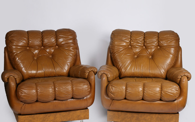 A PAIR OF MID 20TH CENTURY ARMCHAIRS.