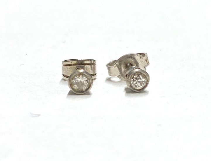 A Pair of 18ct White Gold Diamond Stud Earrings