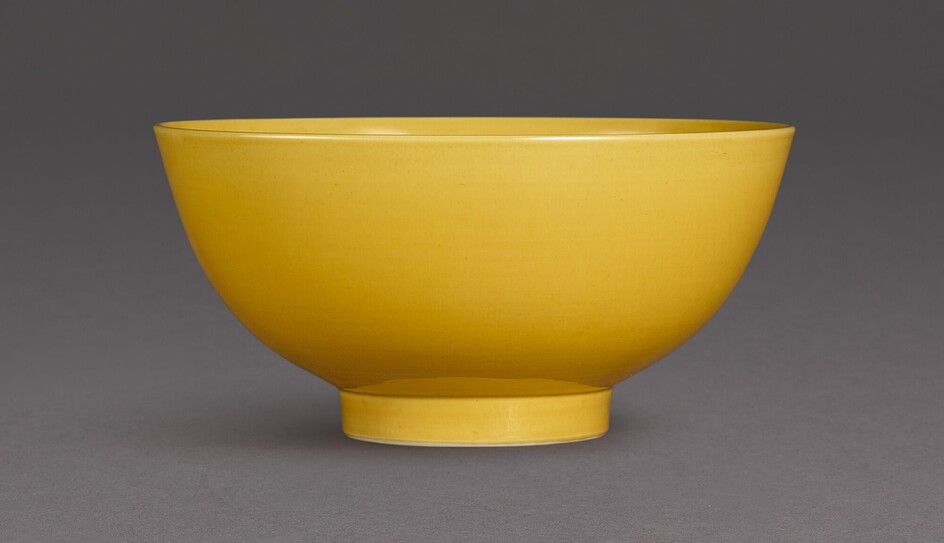 A RARE YELLOW-GLAZED BOWL SEAL MARK AND PERIOD OF QIANLONG
