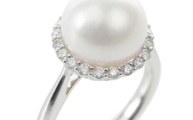 A SOUTH SEA PEARL AND DIAMOND RING IN 18CT WHITE GOLD, CENTRALLY SET WITH A ROUND PEARL MEASURING 11.5MM, WITHIN A BORDER OF DIAMOND...