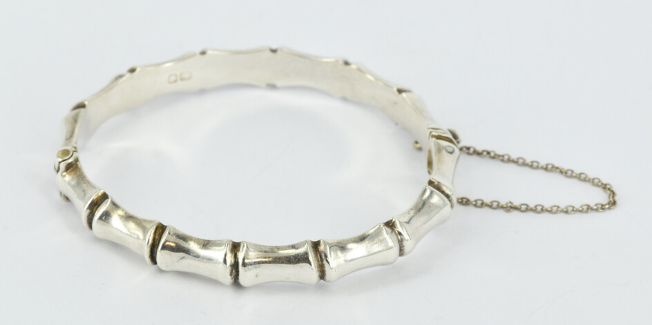 A STERLING SILVER BAMBOO SHAPED BANGLE