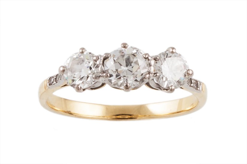 A THREE STONE DIAMOND RING, with centre diamond of approx. 0...