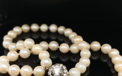 A TWO ROW CULTURED PEARL BRACELET WITH A CZ SET CLASP, STAMPED 375, ASSESSED AS 9ct WITH A LOW GRADE