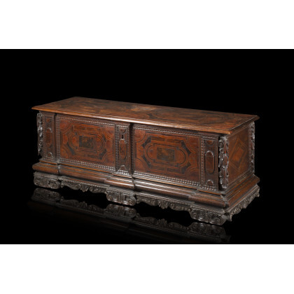 A Tuscan 17th-century various wood veneered settle decorated with plant motifs (cm 178x65x57) (defects)