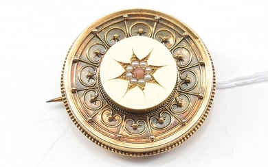 A VICTORIAN CORAL AND SEED PEARL BROOCH IN 15CT GOLD, DIAMETER 33MM, 8.8GMS