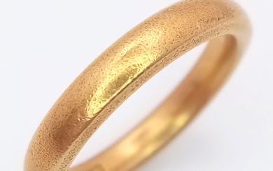 A Vintage 22K Yellow Gold Band Ring. 3mm width....