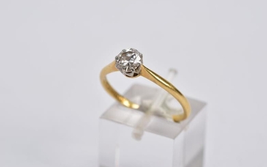 A YELLOW METAL SINGLE STONE DIAMOND RING, designed with...