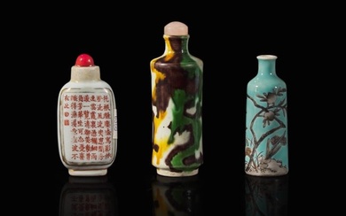 A group of three Chinese porcelain snuff bottles 陶瓷鼻煙壺一