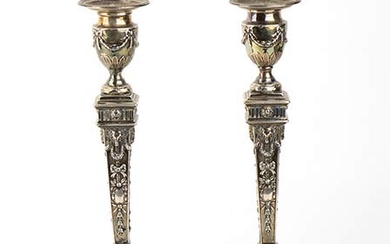 A pair of English sterling silver candlesticks - London 1901,...