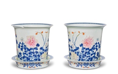 A pair of famille-rose and underglaze-blue 'chrysanthemum' planters and trays, Republic Period | 民國 青花粉彩盛菊圖花盆連托盆一對