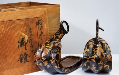 A pair of lacquered abumi (stirrups)