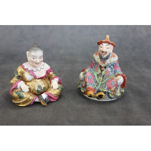 A porcelain figure of a seated Chinese lady, 7cm high and a ...