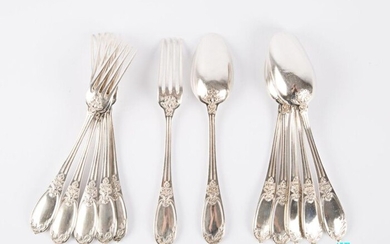 A suite of six silver cutlery sets, the fluted handles are finished with a blind medallion decorated with laurel branches.