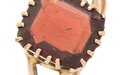 AN ANTIQUE 9CT GOLD GARNET RING; crown claw set with...