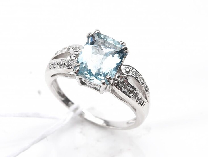 AN AQUAMARINE AND DIAMOND RING IN 18CT WHITE GOLD, SIZE L, 5GMS