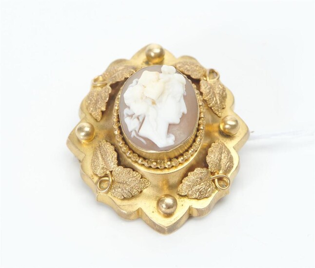 AN EARLY VICTORIAN CAMEO BROOCH IN PINCHBECK, LENGTH 50MM