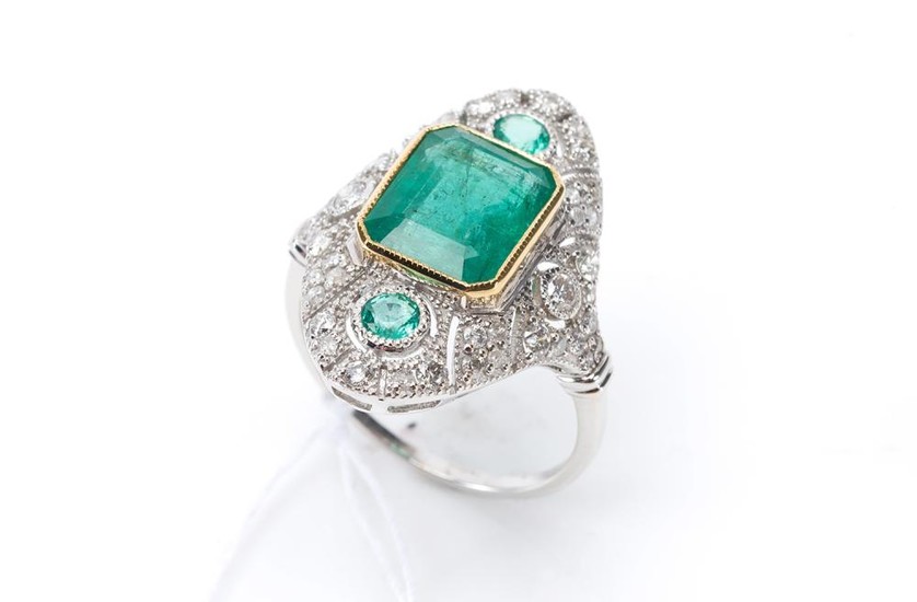 AN EMERALD AND DIAMOND DRESS RING IN 18CT GOLD, EMERALD OF 4.37CTS.