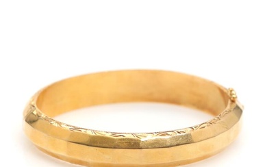An 18k gold bracelet. Weight app. 20.5 g. Inside 5.1×5.2 cm.