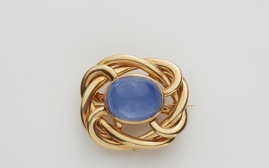 An 18k gold knot brooch with a fine ca. 15 ct Ceylon sapphire cabochon.