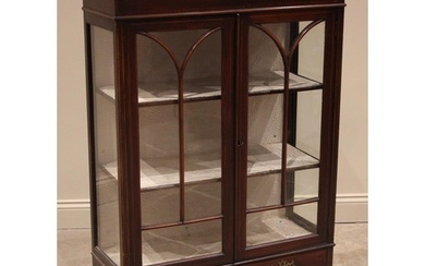 An Edwardian mahogany display cabinet, the crossbanded friez...