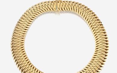 An eighteen karat gold necklace