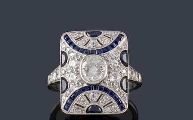 Anillo con diamantes talla oval y brillante y zafiros calibrados en montura de platino.