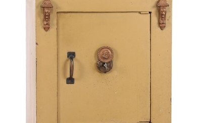 (-), Antieke kluis met sleutel, staand op klauwpootjes...