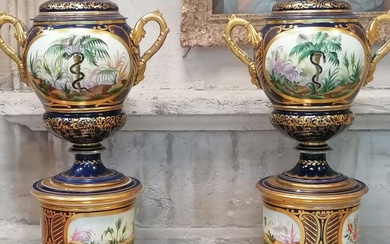 BAYEUX ? (Valentine) Importante paire de vases balustres sur piédouche couverts sur base en porcelaine...