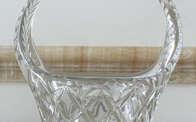 BEAUTIFUL CUT CRYSTAL GLASS HANDLED BASKET 10.5"
