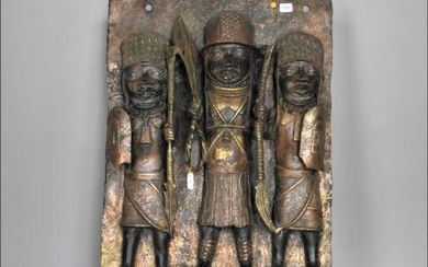 BENIN Plaque en bronze à patine médaille à trois personnages, le roi entouré de ses...