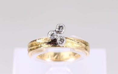 BJÖRN WECKSTRÖM (1935), ring, med diamanter, 3 st, "Virvlar" / "Swirls", guld, 18 k, ca 2,8 g, Lapponia, 1975