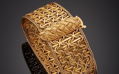 BRACELET « manchette ceinture » en or jaune (750‰) à maille souple, bordée de tresses....
