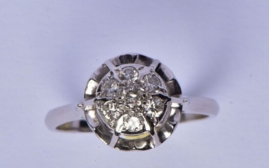 Bague en or gris 18K (750/oo) centrée d'une pastille pavée de diamants taille brillant. TDD...