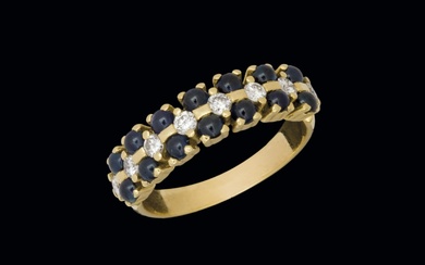 Bague en or jaune 18 carats avec cabochons de saphir bleu (1,40 cts.) et diamants...