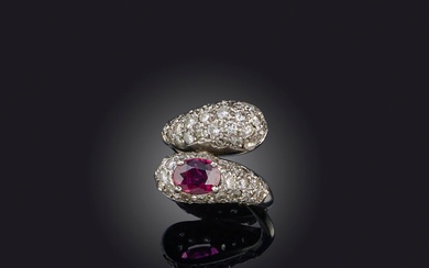 Bague en rubis et diamants, milieu du 20e siècle, de forme croisée, chaque extrémité bombée...