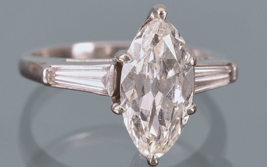 Bague marquise En platine 900‰, orné d’un diamant navette taille ancienne en serti griffe de...