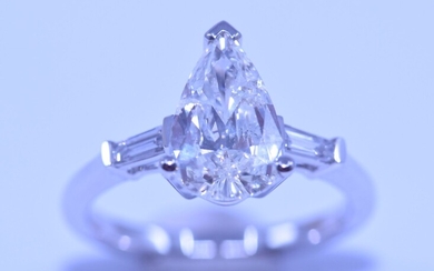 Bague or blanc 18ct. avec 1 diamant taille poire de 2.12cts. (poinçonné) longueur: 11 mm....