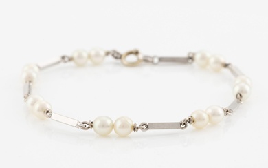 Bracelet, 18K white gold with cultured pearls.