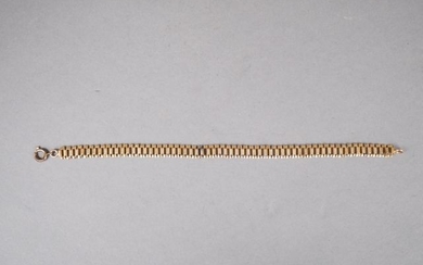 Bracelet articulé en or jaune, maille rectangulaire.