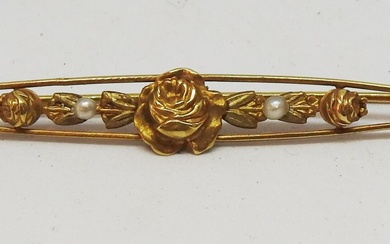 Broche ligne en or 18 K à décor de roses et de perles de culture...