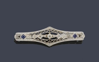 Brooch with front in openwork motifs with diamonds and