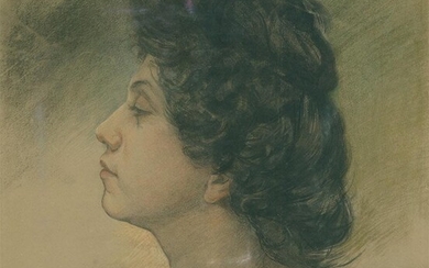 Büste einer Frau mit dunklem hochgestecktem Haar im Profil nach links.