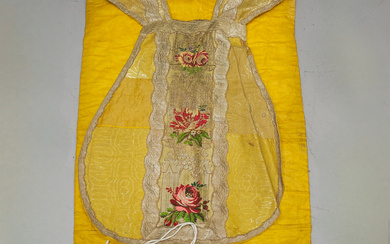 CHASUBLE FINELY EMBROIDERED WITH GOLD THREAD AND FLOWERS.